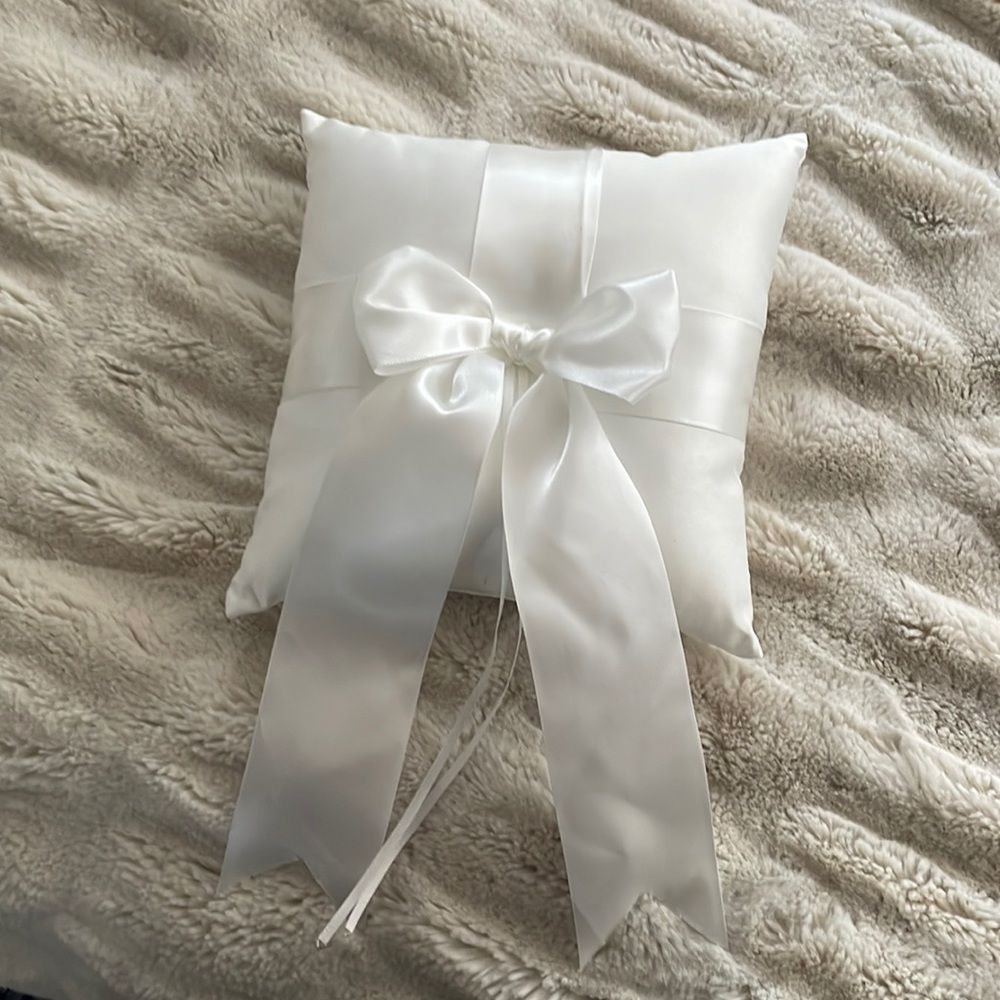 Ring bearer pillow with bow